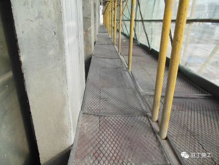 5,型钢悬挑梁外端未设置钢丝绳或钢拉杆与上一层建筑结构斜拉结