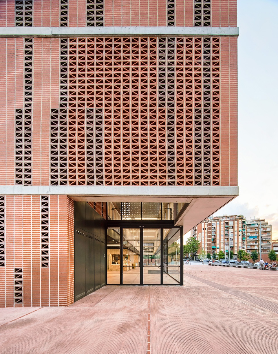 ▼从室外看向入口门厅,view to the entrance hall from exterior